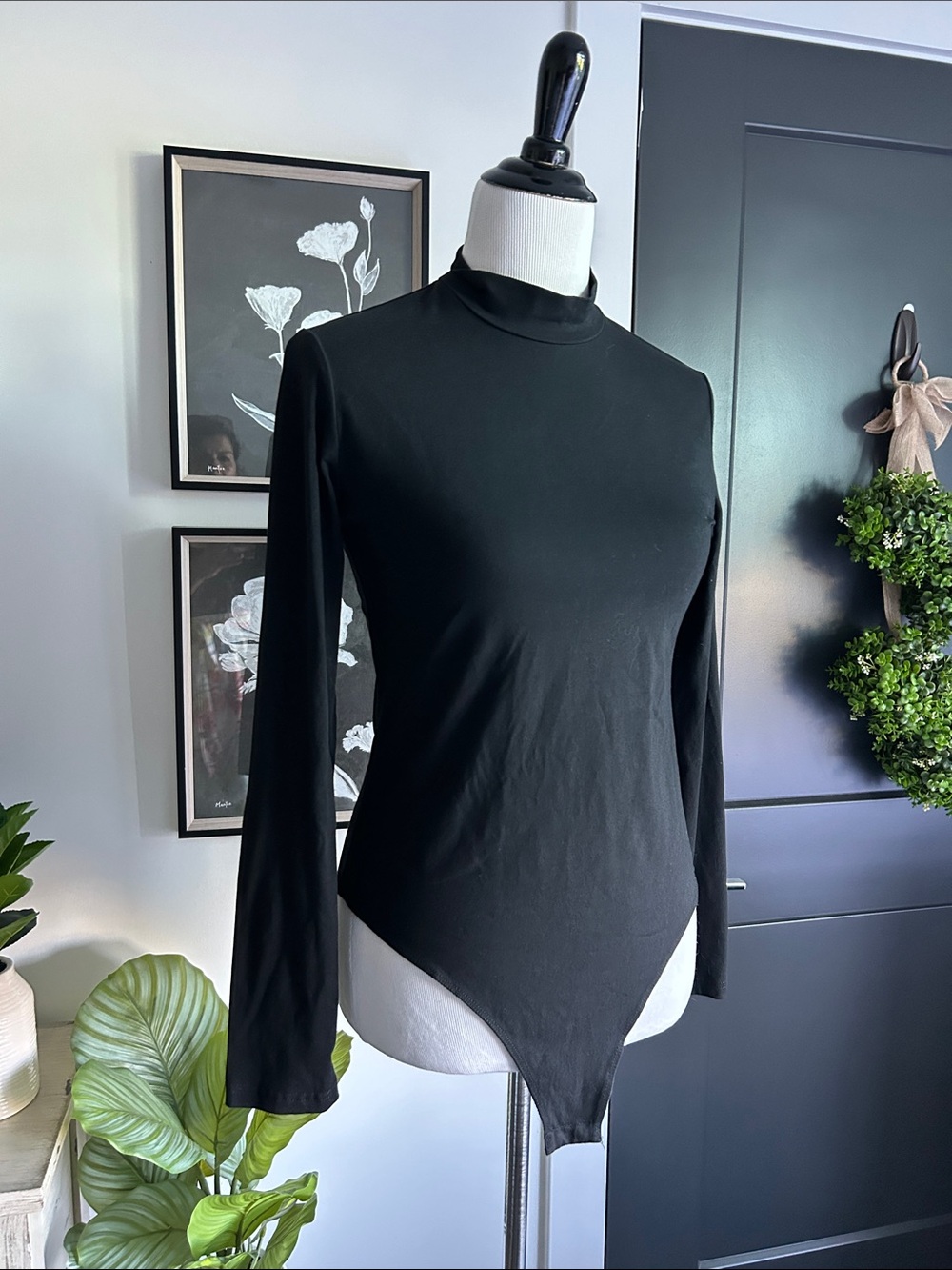 🌹 L fitted Black Long-Sleeve Mock Neck Bodysuit